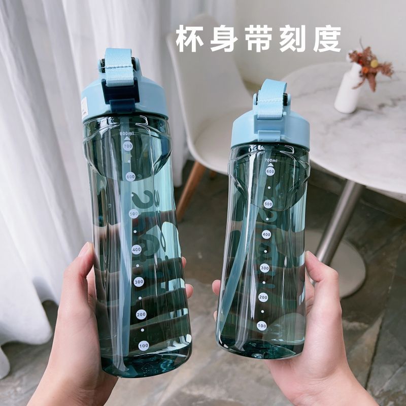 A creative, fresh and simple Korean-style water cup with a straw and a portable male student sports outdoor plastic cup Application Scenario