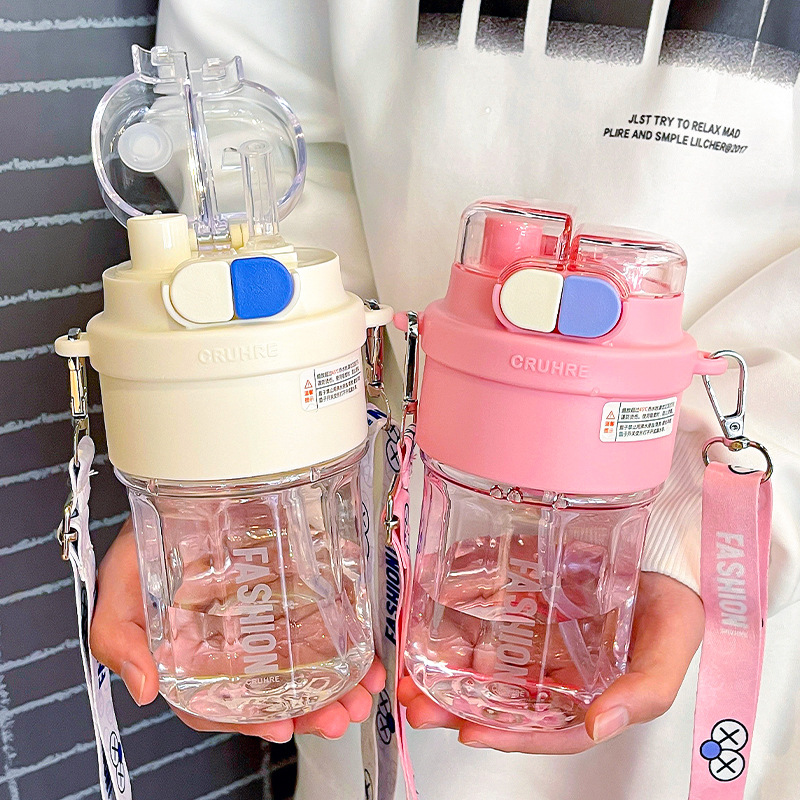 High appearance level plastic cup, double-eyed drinking cup, simple student water cup, portable drinking cup, cute cartoon water bottle full figure