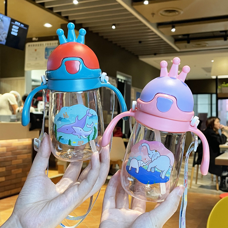 Straw water cup, children's plastic cup with handle, baby carrier, portable for going out, kindergarten, primary school students' direct drinking cup full figure