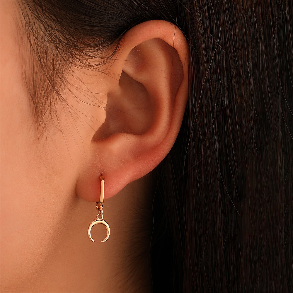 New cross-border moon earrings from Europe and America, with a simple and elegant style on Instagram. The crescent-shaped ear loops and ear rings are fashionable and individual full figure