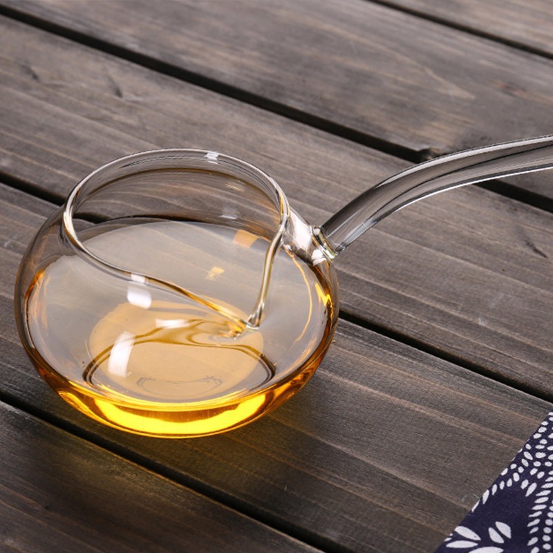 Creative household long-handled side-handled fair cup, high-temperature resistant Gongfu tea glass tea divider, glass spoon, tea ceremony accessories details Picture