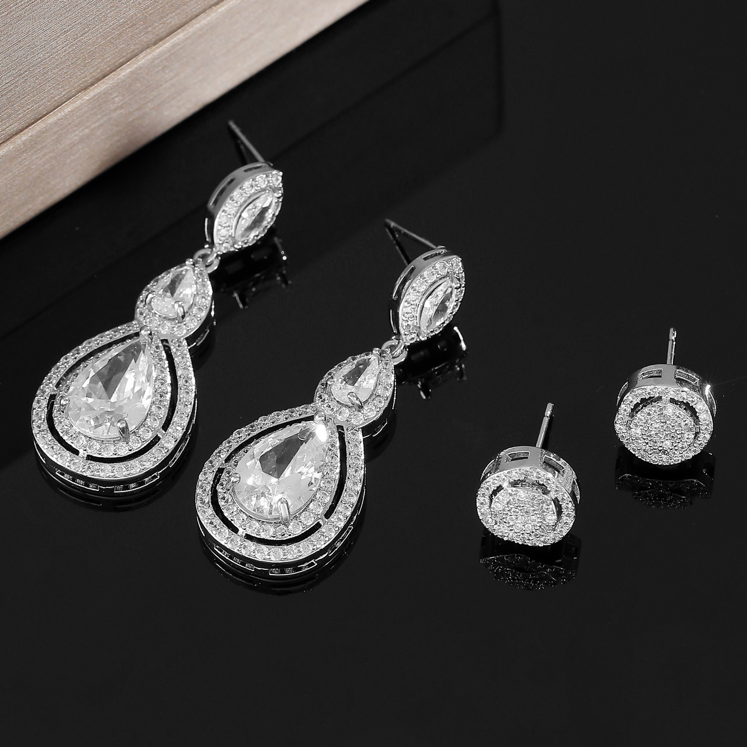 European and American light luxury large zirconia teardrop-shaped earrings, super dazzling, exquisite and high-end, full diamond earrings, evening elegance, stud earrings for women Specification drawing