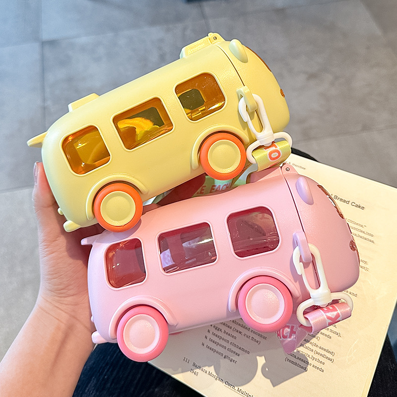 Baby bus car children's toy water cups, high appearance level plastic small water cups with straws, cute water cups wholesale Application Scenario