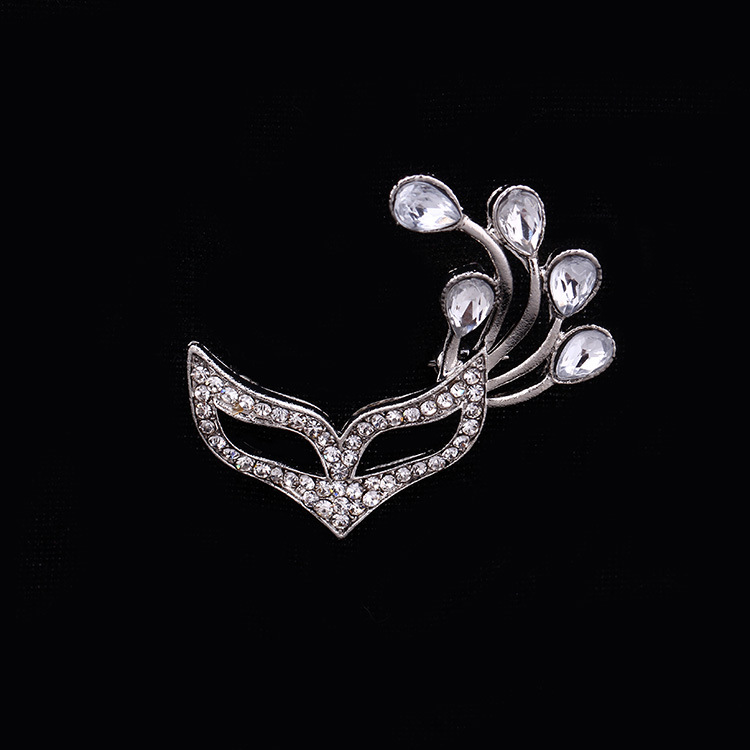 Wholesale of Z92 new fashionable and hot-selling brooches, Korean version trendy brooch pins, dance masks, brooches and accessories Application Scenario