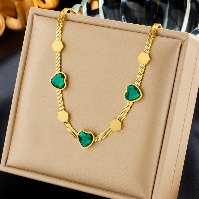 Fashionable, niche and individual design, high-end retro geometric hexagonal accessory, diamond-encrusted heart collarbone chain, gold-plated necklace full figure