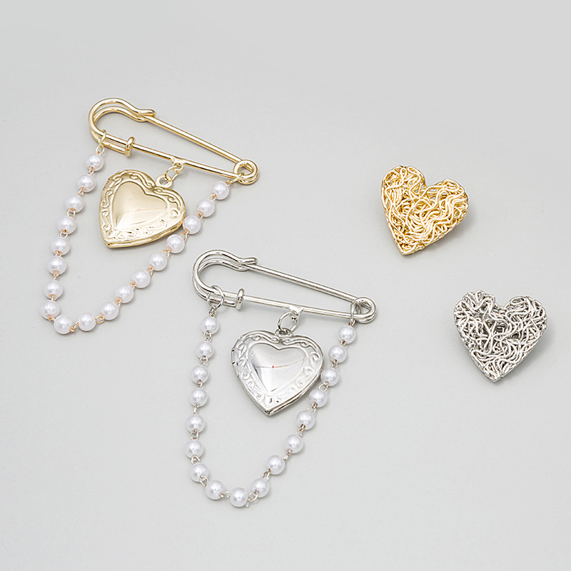 A retro geometric heart brooch with a cold and cool style on Instagram, a fashionable and simple pearl chain two-piece brooch and corsage full figure