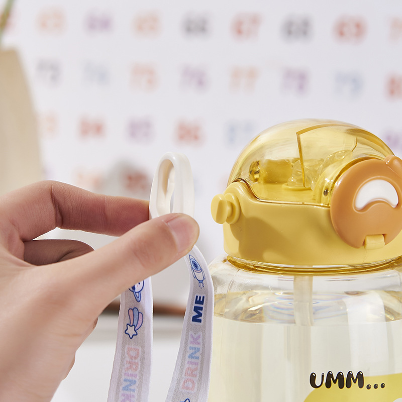 Fuxing's popular online bestsellers, high appearance level, slanted straw cup, cute cartoon children's water cup, spring lid, 500ml plastic cup Application Scenario