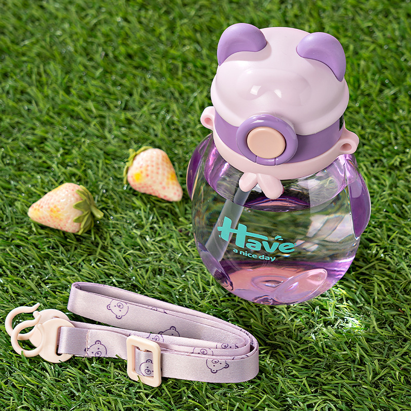 New cute children's plastic cup, summer bouncy lid straw cup, shoulder strap portable cup Application Scenario