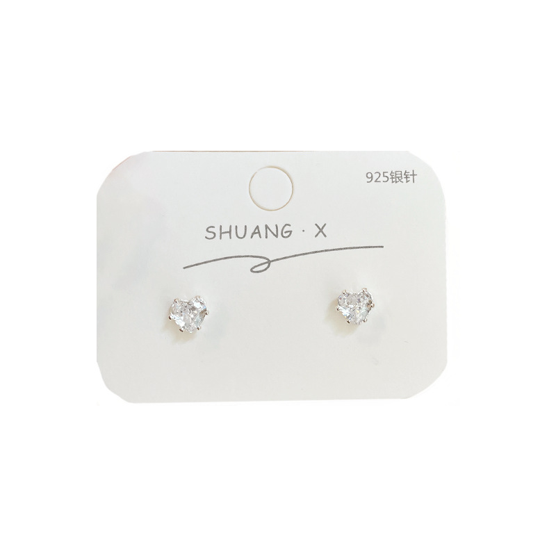 The heart-shaped zircon ear stud for nourishing ear holes doesn't need to be removed when sleeping. The small and exquisite ear stud is a light luxury, high-end and versatile ear accessory Item Picture