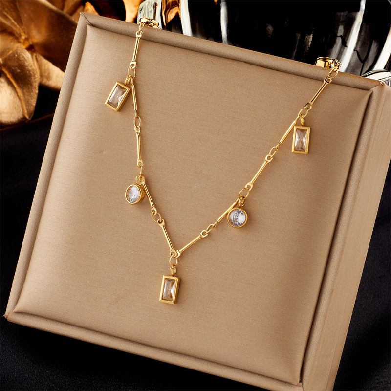 A simple, niche and fashionable square, round, diamond-encrusted pendant, chain, titanium steel jewelry from Japan and South Korea. It's a versatile, exquisite and compact necklace full figure