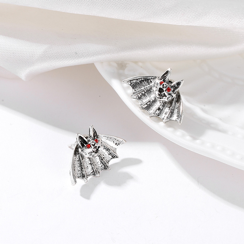 European and American InS-style exaggerated bat stud earrings, female gothic dark alloy three-dimensional animal earrings, Halloween earrings Specification drawing