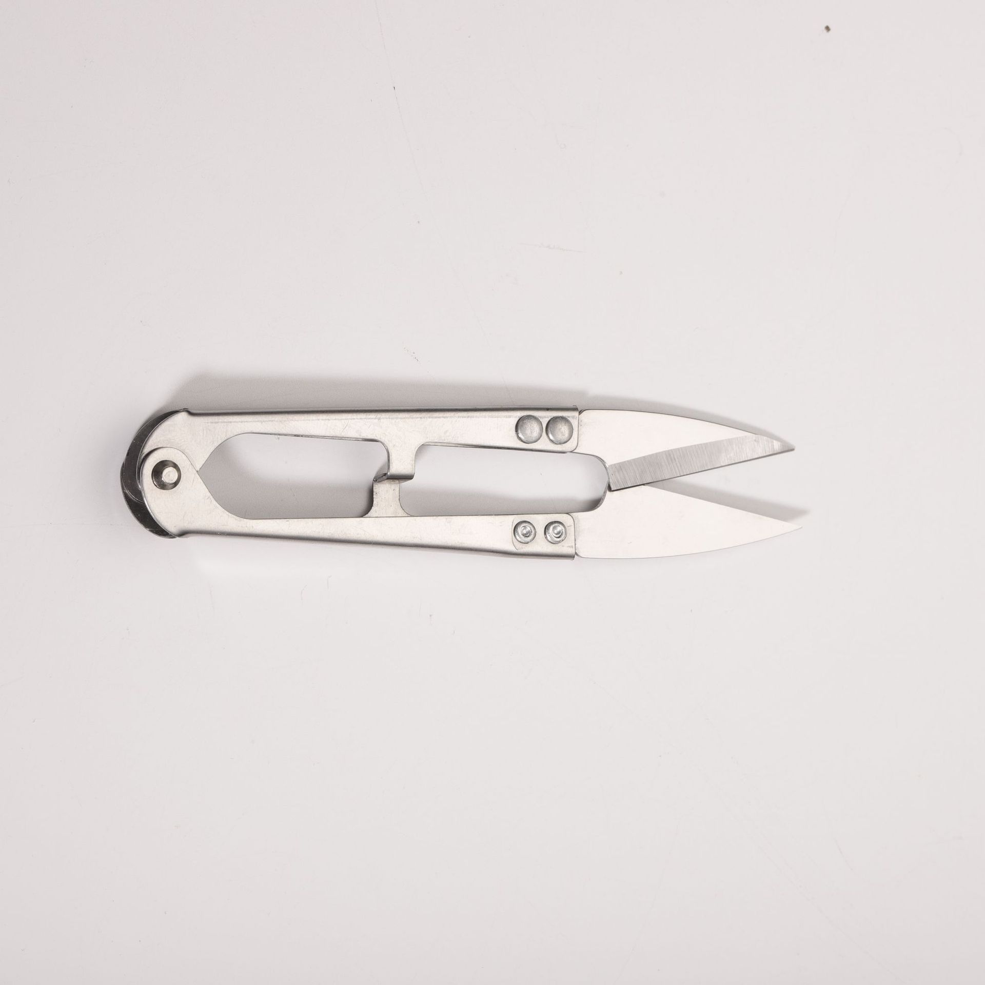 U-shaped cross-stitch stainless steel yarn scissors, thread end small scissors, fishing line scissors, embroidery sewing scissors, trimming scissors wholesale Application Scenario
