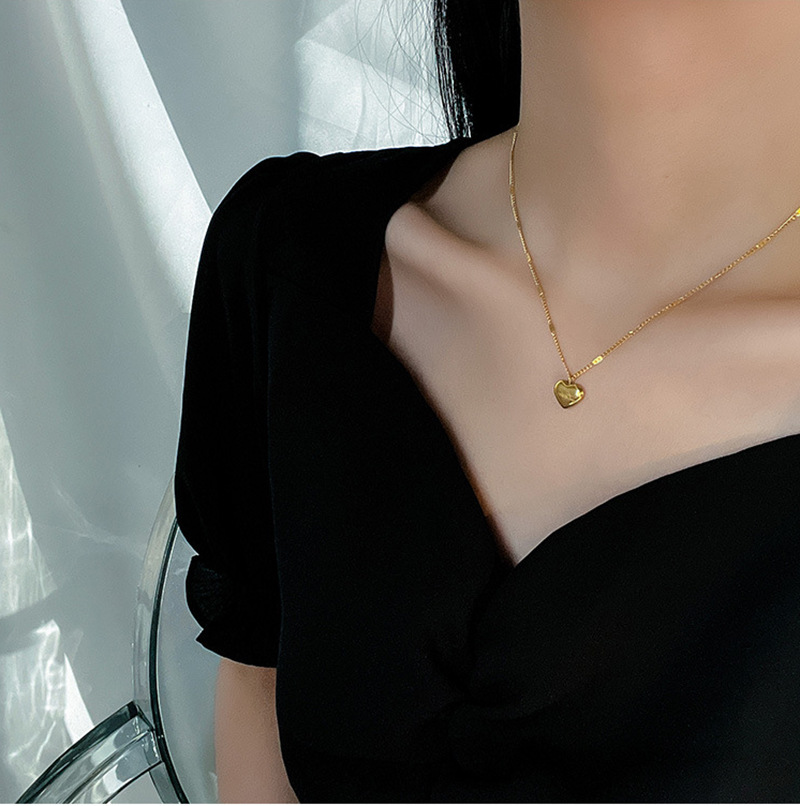 Korean style, simple and fashionable, gold-plated engraved heart pendant, stainless steel chain jewelry, women's necklace Application Scenario