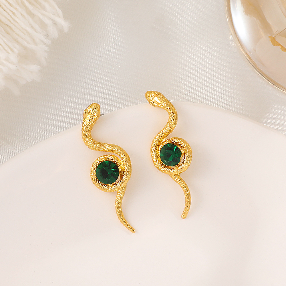 European and American style diamond-encrusted snake-shaped earrings for women, retro and fashionable. Emerald-encrusted small snake stud earrings, ins trend Specification drawing