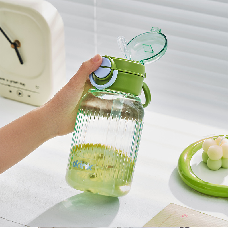 Fuxing's new large-capacity double-drinking straw cup, a simple plastic cup for men and women in summer, and a portable outdoor sports water bottle Application Scenario