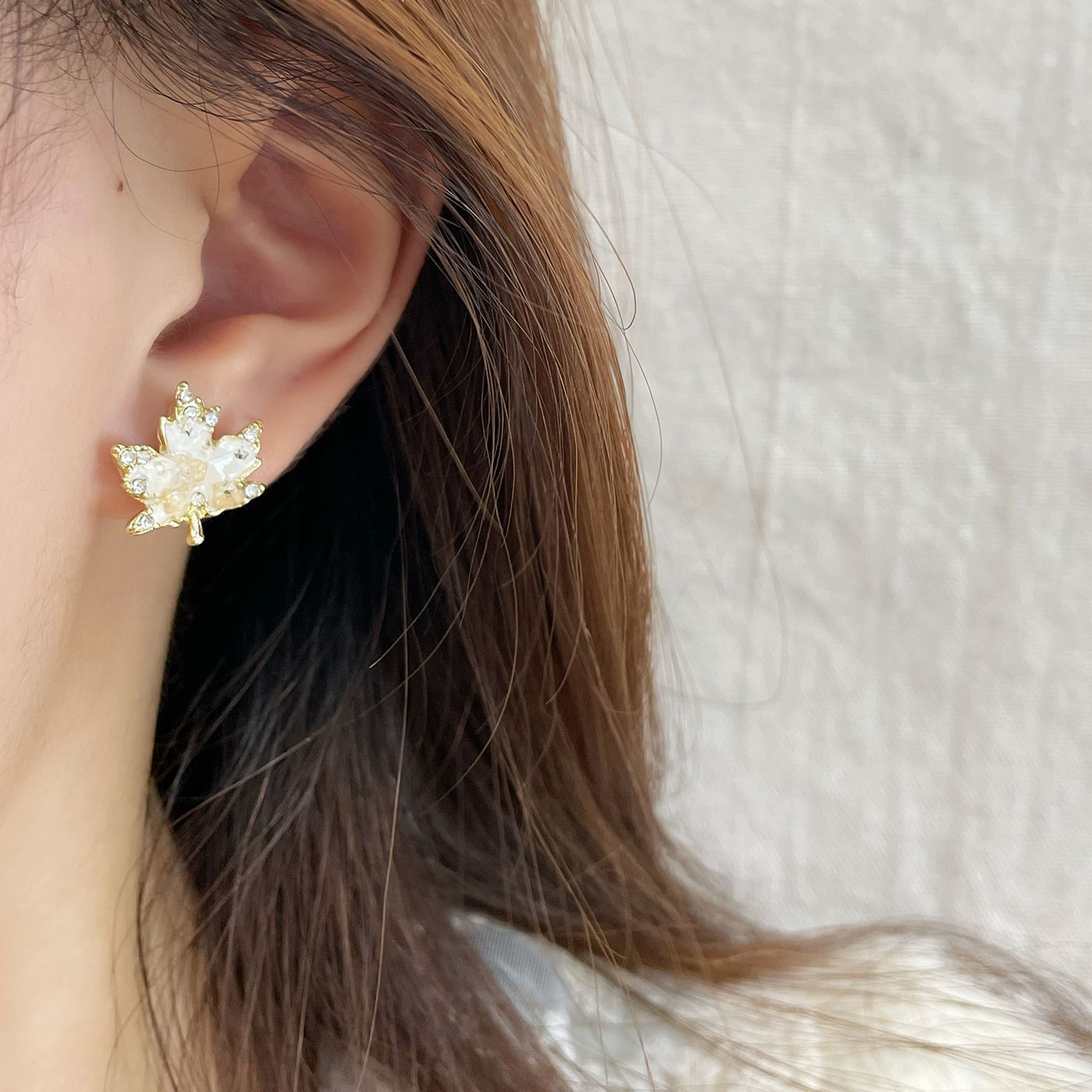 Autumn and winter light luxury maple leaf crystal earrings, women's silver needle, exquisite and niche design sense, gradient brown, elegant and fashionable earrings details Picture