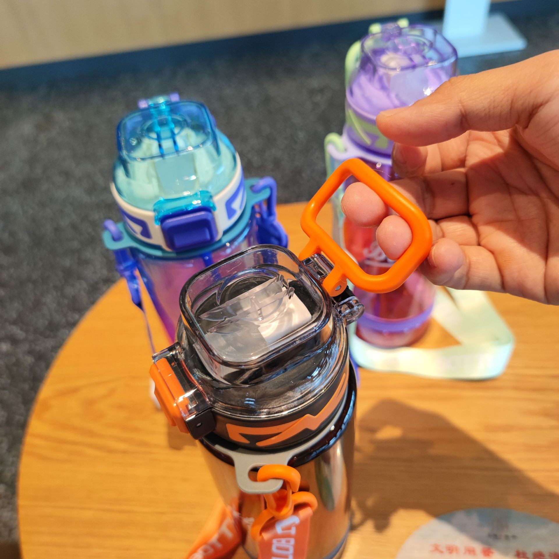 Large-capacity portable backpack, duckbill straw cup, plastic water cup, high appearance level, simple sports water bottle, student back-to-school season Specification drawing