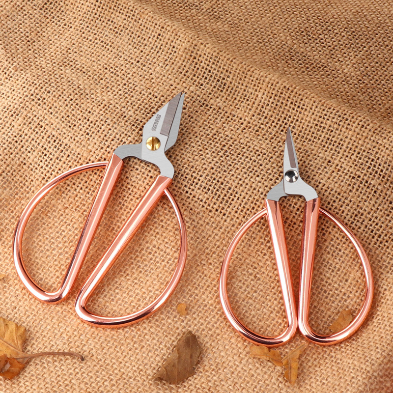 Lin Tai's nail clippers, retro small scissors, pedicure clips, stainless steel thread ends, dragon and phoenix gold toe edge scissors Application Scenario