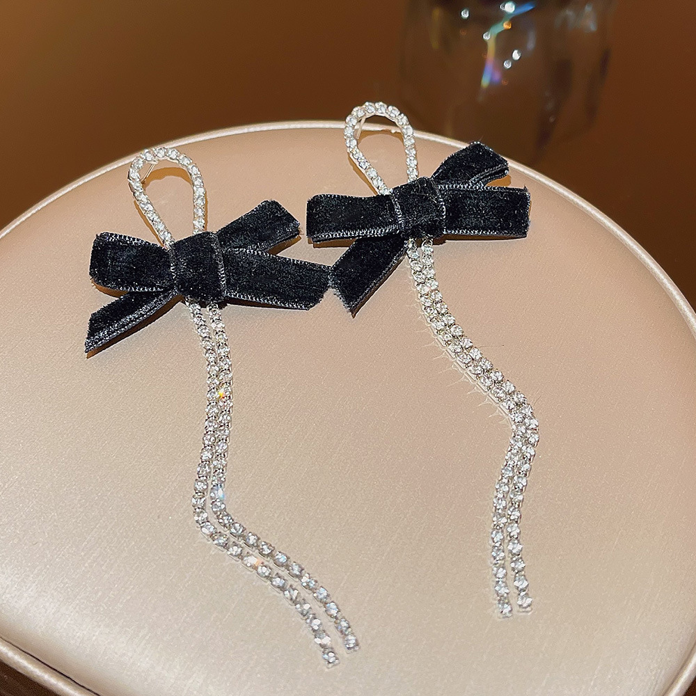 Light luxury and exquisite bow tassel earrings, high-end and elegant autumn and winter, versatile earrings, niche design, stud earrings for women Application Scenario