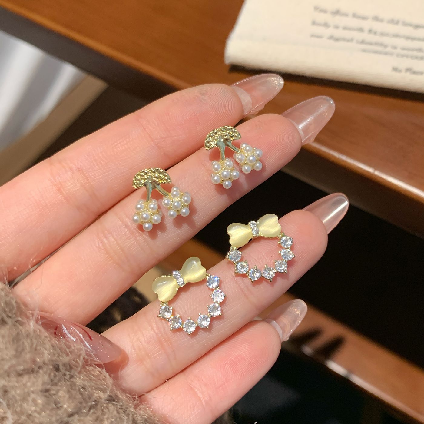 Spring Korean-style exquisite cat's eye stone bow pearl ring stud earrings, women's silver needle diamond-encrusted high-end and elegant earrings details Picture