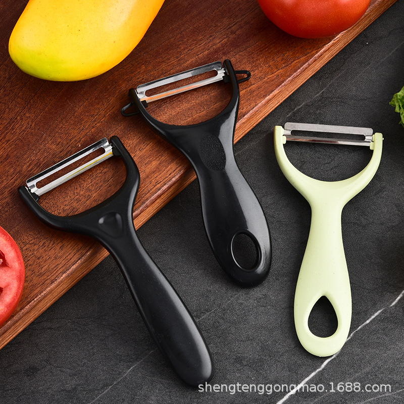 A variety of sharp stainless steel peelers for the kitchen, including melon peelers, fruit peelers, potato peelers and kitchenware details Picture