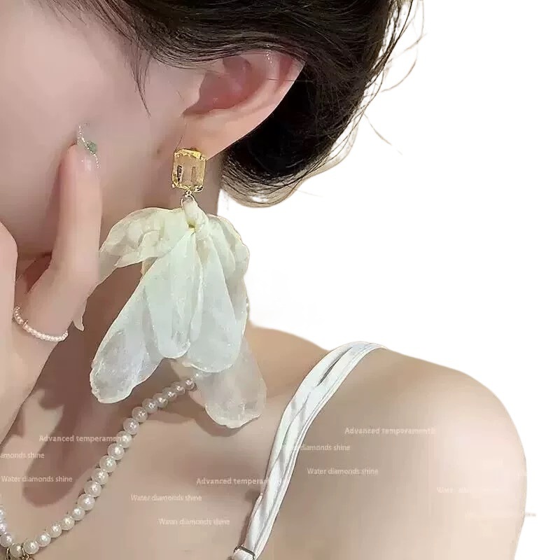 Flower tassel earrings, a new bestseller for women in 2025, exude a sense of high-end elegance and style. The earrings are designed with a sense of spring Item Picture
