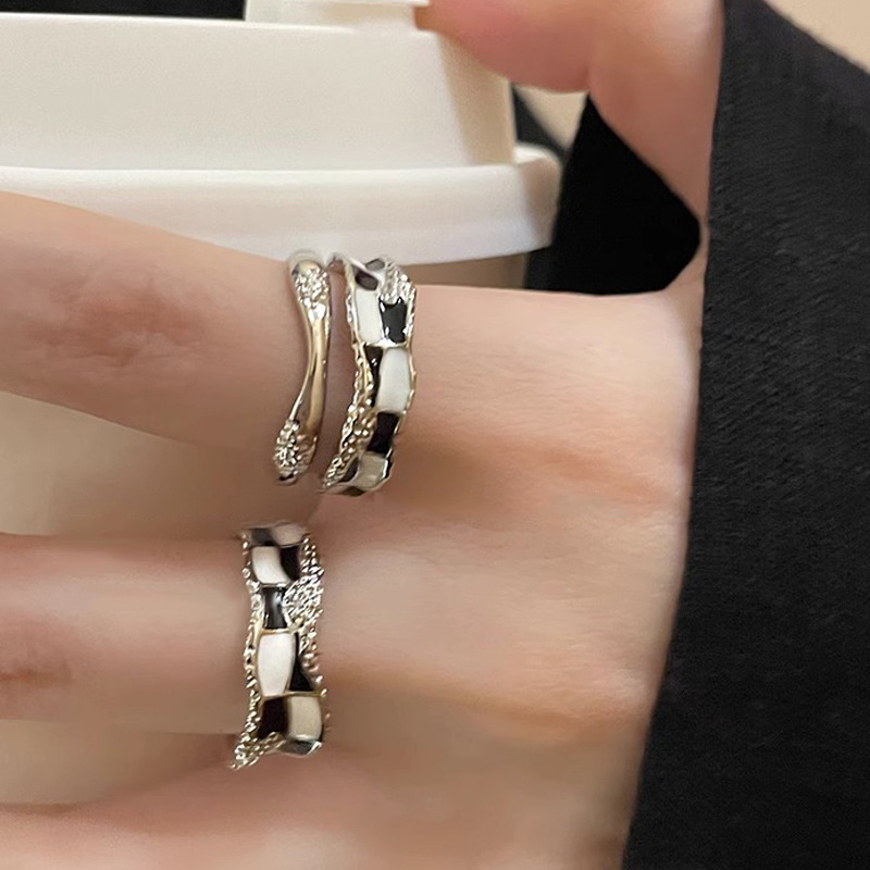 A new women's index finger ring with a retro and unique checkerboard pattern and glazed drip pattern, featuring a light luxury and niche design with a high-end feel Specification drawing