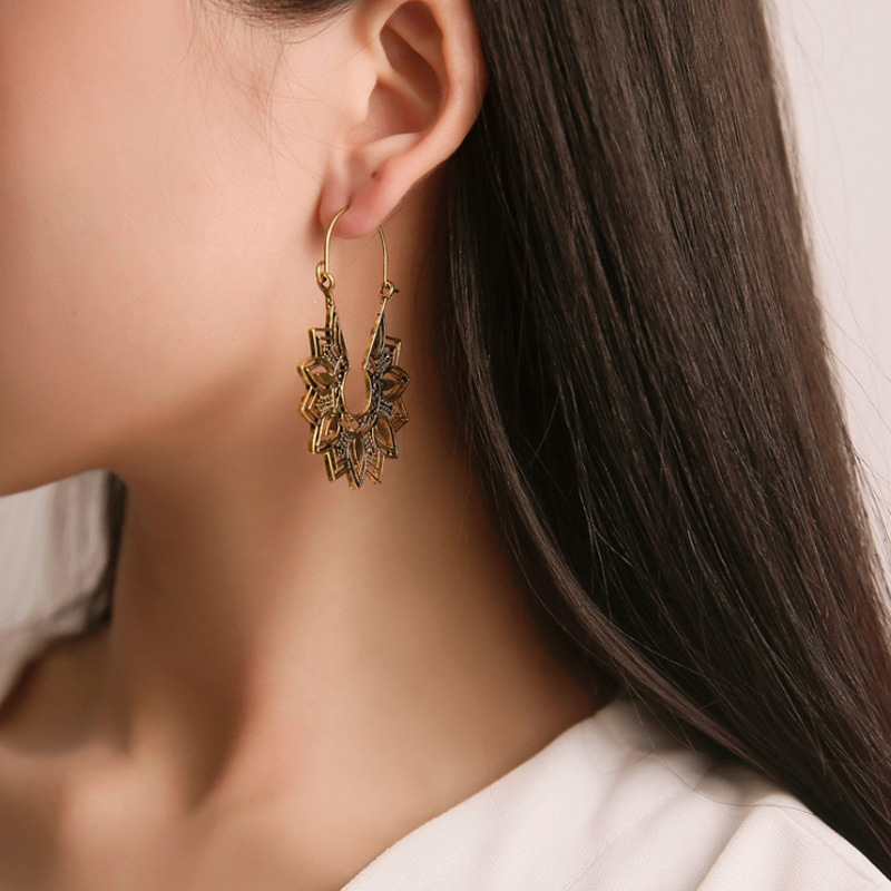 Cross-border retro alloy hollowed-out flower earrings, Bohemian fashion exaggerated geometric stud earrings, ethnic style earrings for women details Picture