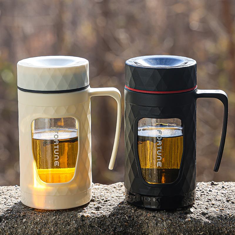 Double-layer anti-drop glass cups are suitable for both men and women to carry. They are large-capacity tea and water separation cups for office use and household use Application Scenario