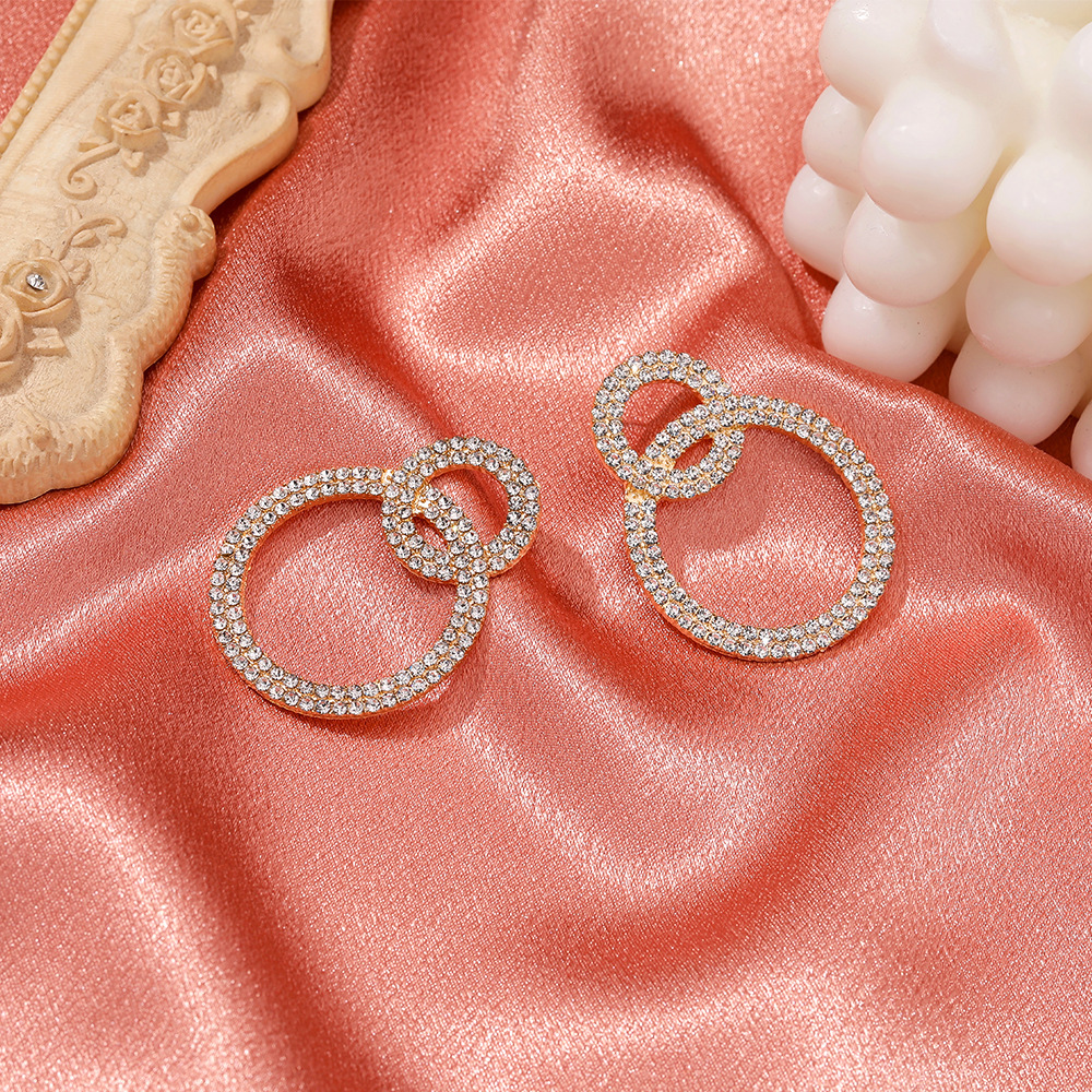 European and American style exaggerated full-diamond geometric earrings, elegant and high-end, creative double-ring stud earrings, fashionable and versatile, trendy earrings Application Scenario