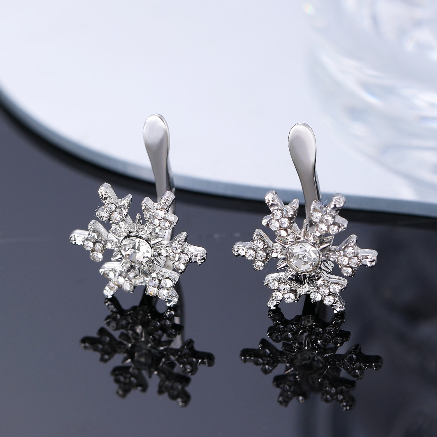 Korean-style fashionable earrings, with dazzling rhinestones and diamond-encrusted snowflake stud earrings, popular Korean earrings wholesale for women details Picture