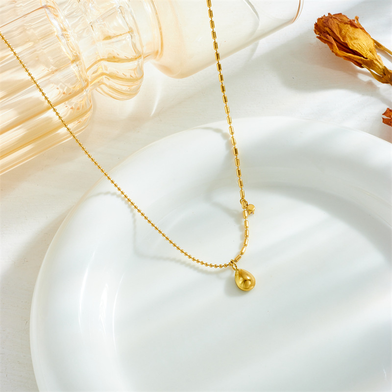 European and American fashion, simple and commuting, retro and high-end style, collarbone chain, green diamond water drop accessory chain necklace details Picture