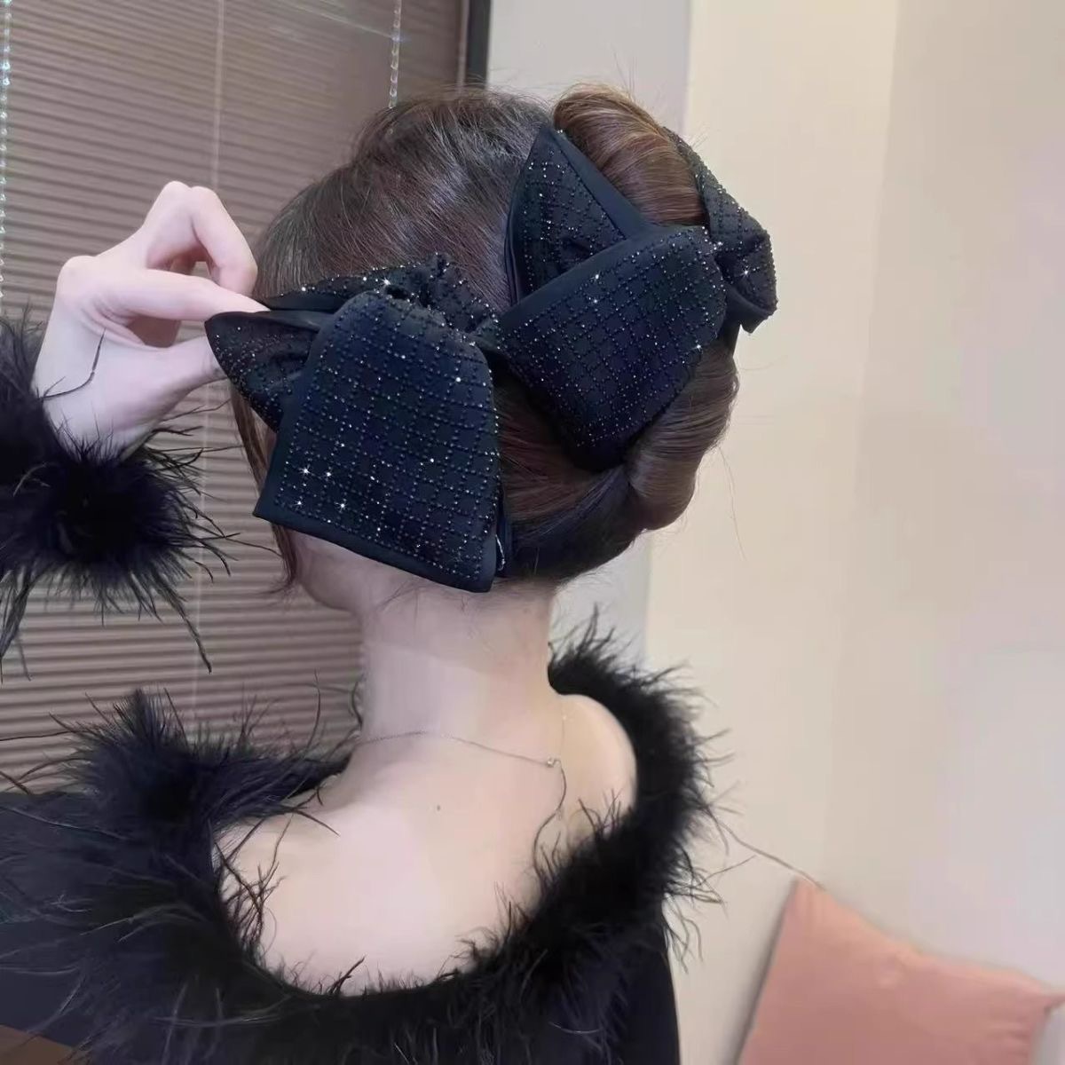 The water diamond checkered claw clip exudes an elegant and refined charm. The high ponytail hair clip gives a high-end female feel. The back of the head is a shark clip headwear full figure