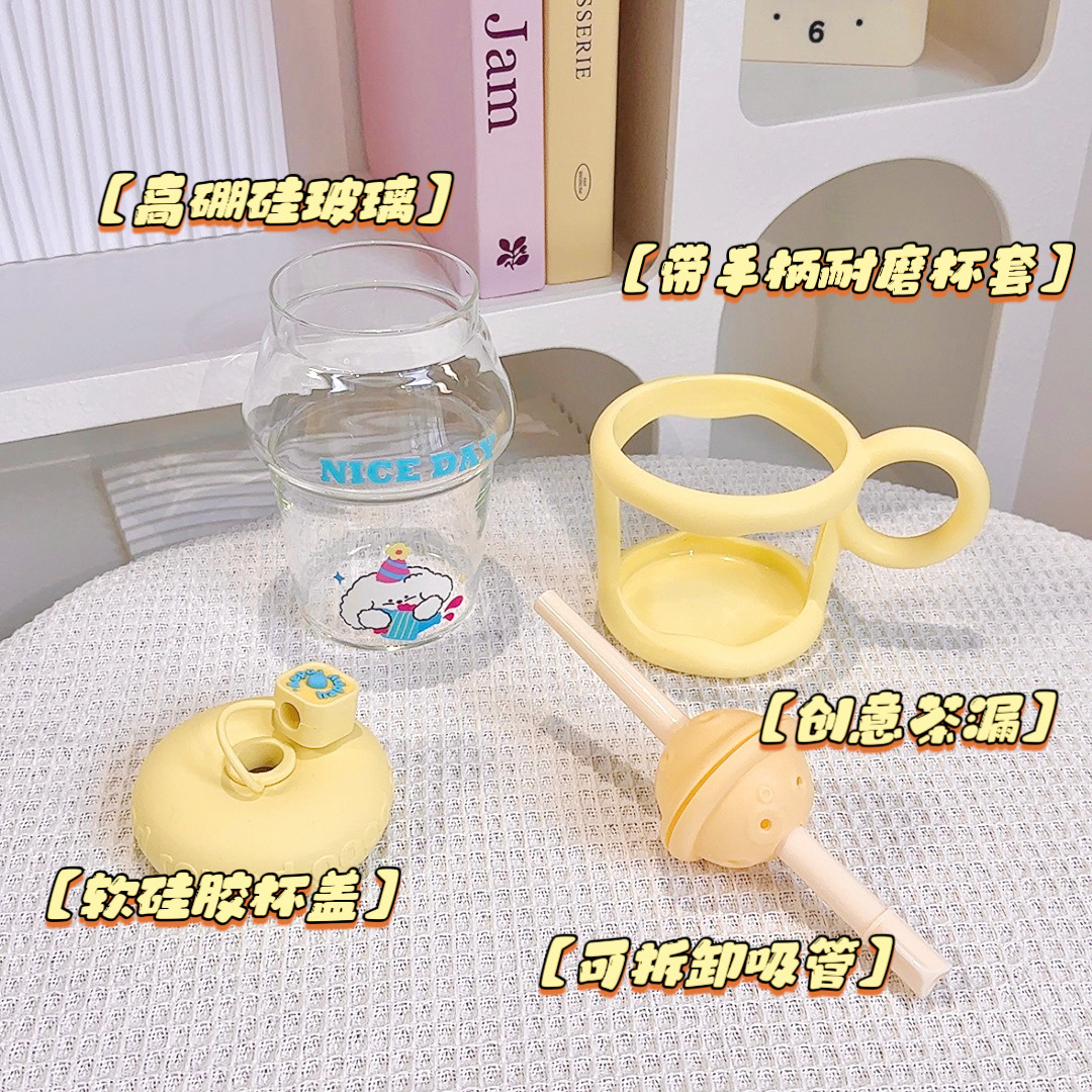 New creative and cute glass cup, office desktop straw cup, high-temperature resistant tea brewing, high appearance level handle water cup gift Application Scenario