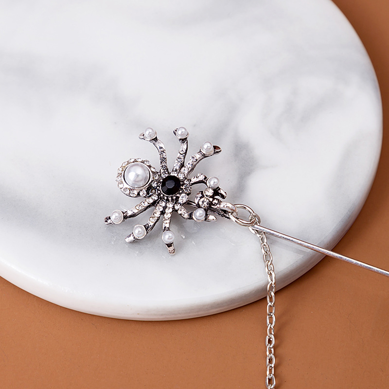 European and American retro exaggerated spider diamond-encrusted metal chain brooch, personalized pearl animal badge brooch Application Scenario