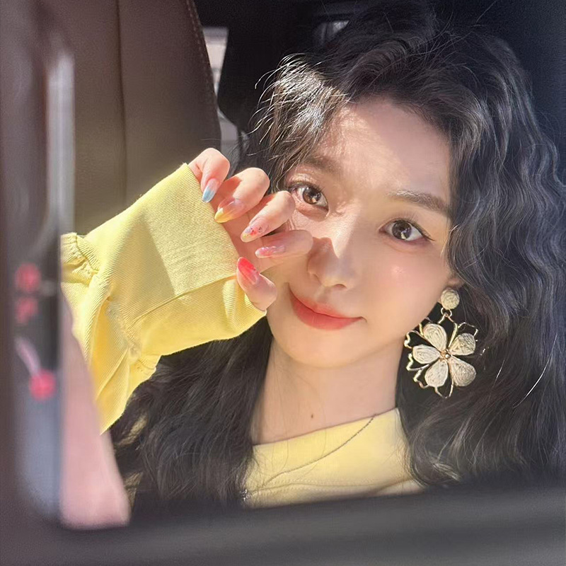 Spring and summer vacation style straw-woven sun and flower earrings for women, exquisite, exaggerated and unique stud earrings that show off the face Application Scenario