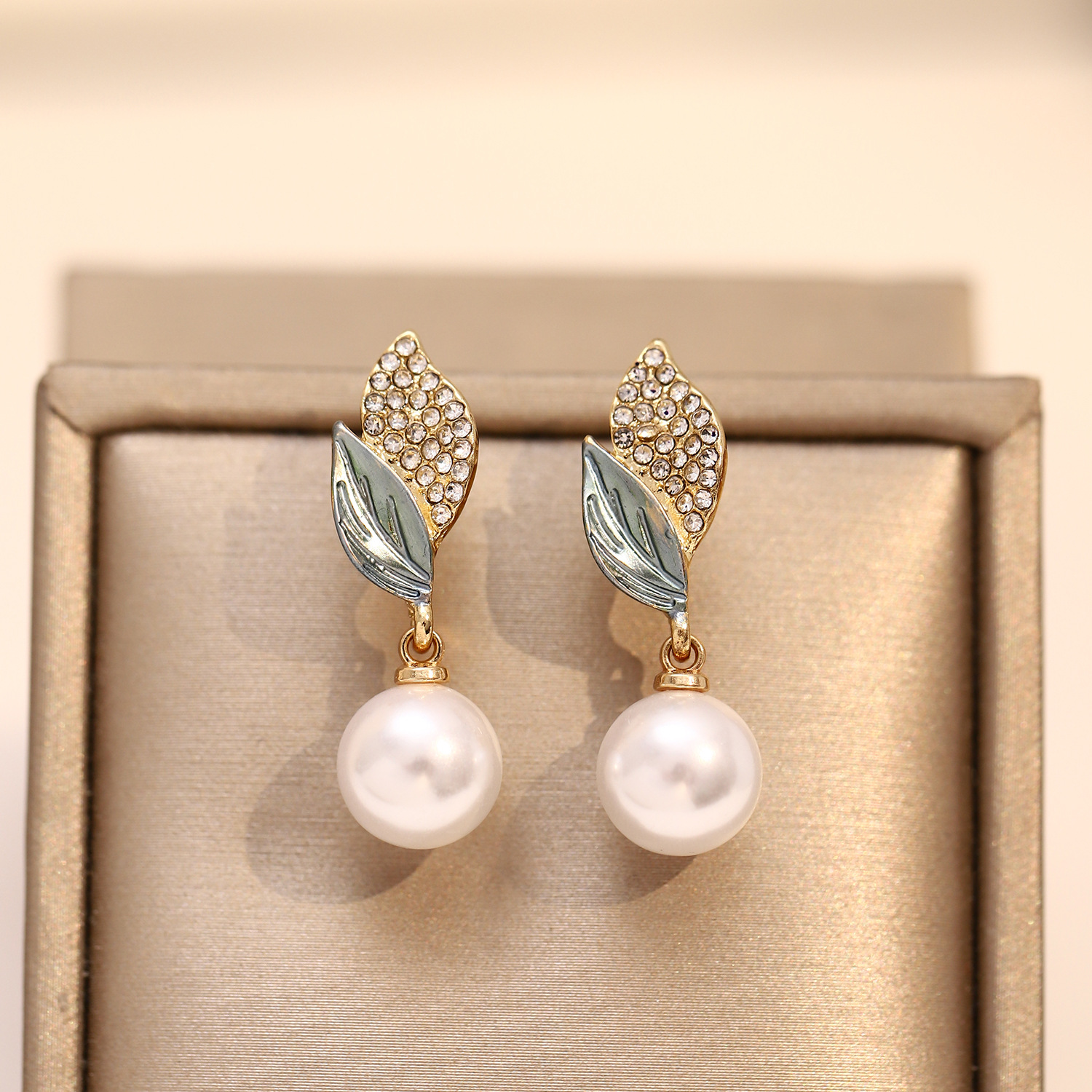 Super fairy sparkling diamond leaf pearl earrings, a creative design of European and American ins style for women, leaf stud earrings, a popular light luxury ear accessory full figure