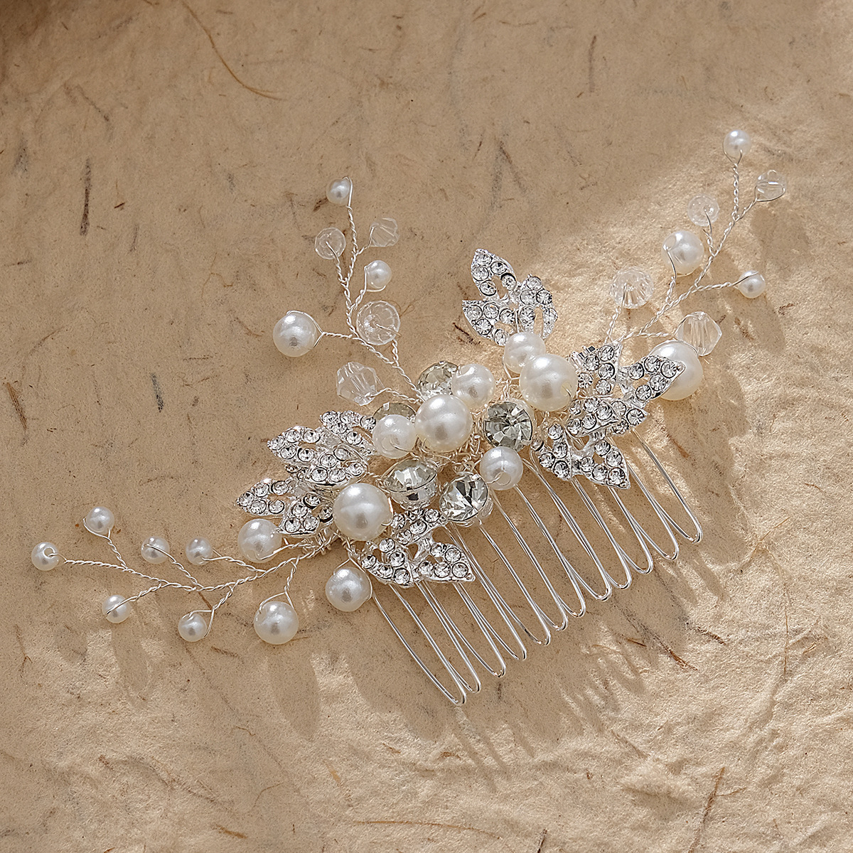 European and American cross-border wedding headwear, handcrafted hair combs, exquisite pearl crystal alloy insert combs, updo hair accessories, bride's hair combs Application Scenario