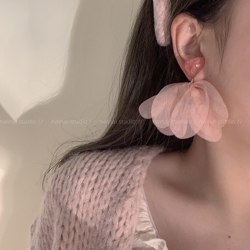 Vacation-style pink petal stud earrings for women, sweet flower heart earrings, super fairy-like French niche design earrings Application Scenario