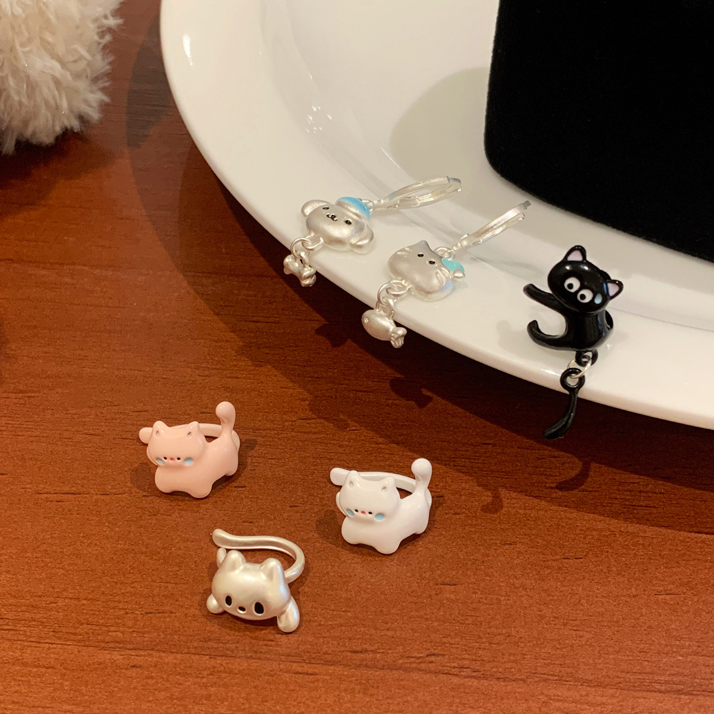 Cartoon cute oil-dripping cat ear clips without ear holes, delicate, sweet, simple and fashionable, girlish student ear buckles details Picture