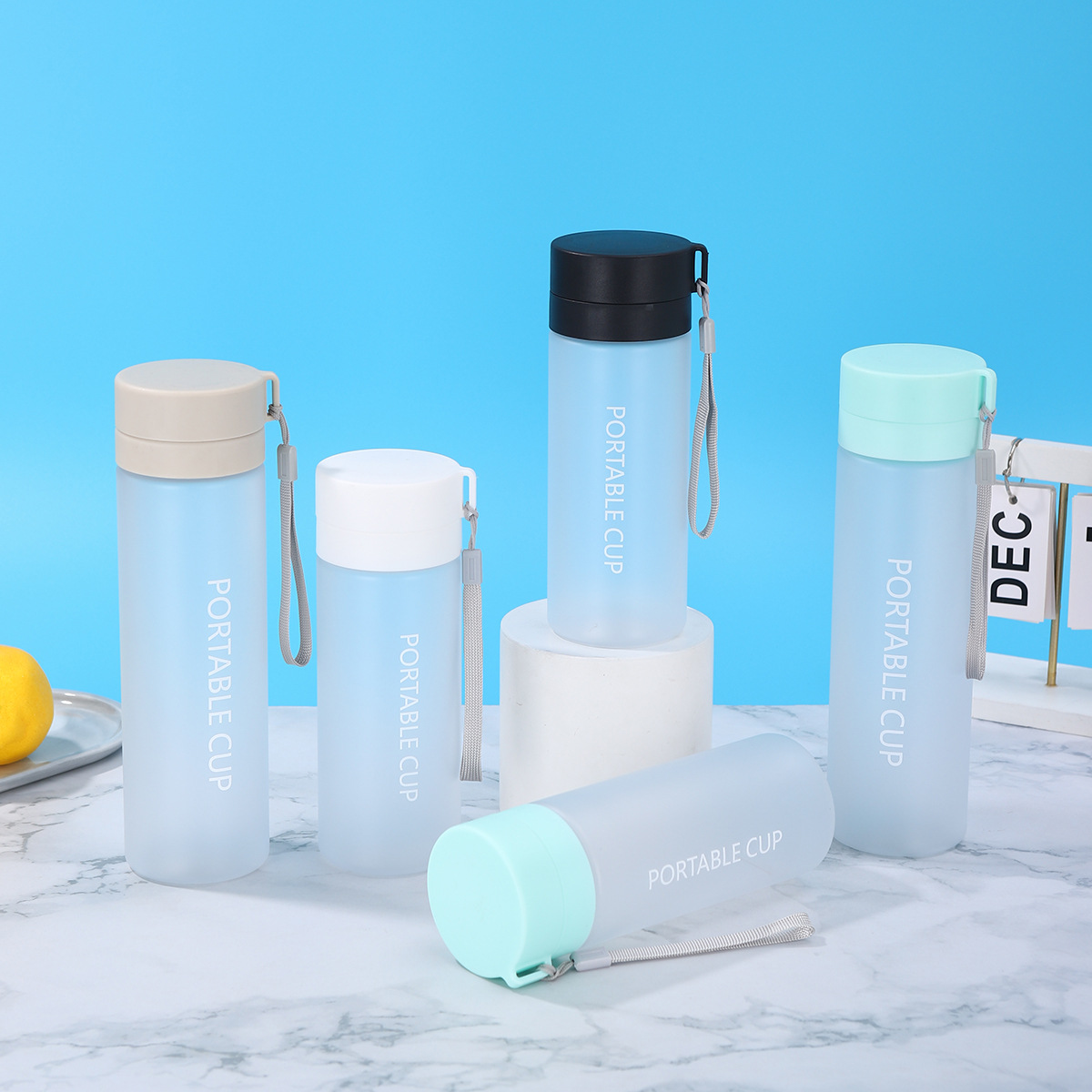 Double-lid frosted plastic cups, large-capacity sports water bottles with tea stranding, portable cups for outdoor use, wholesale full figure
