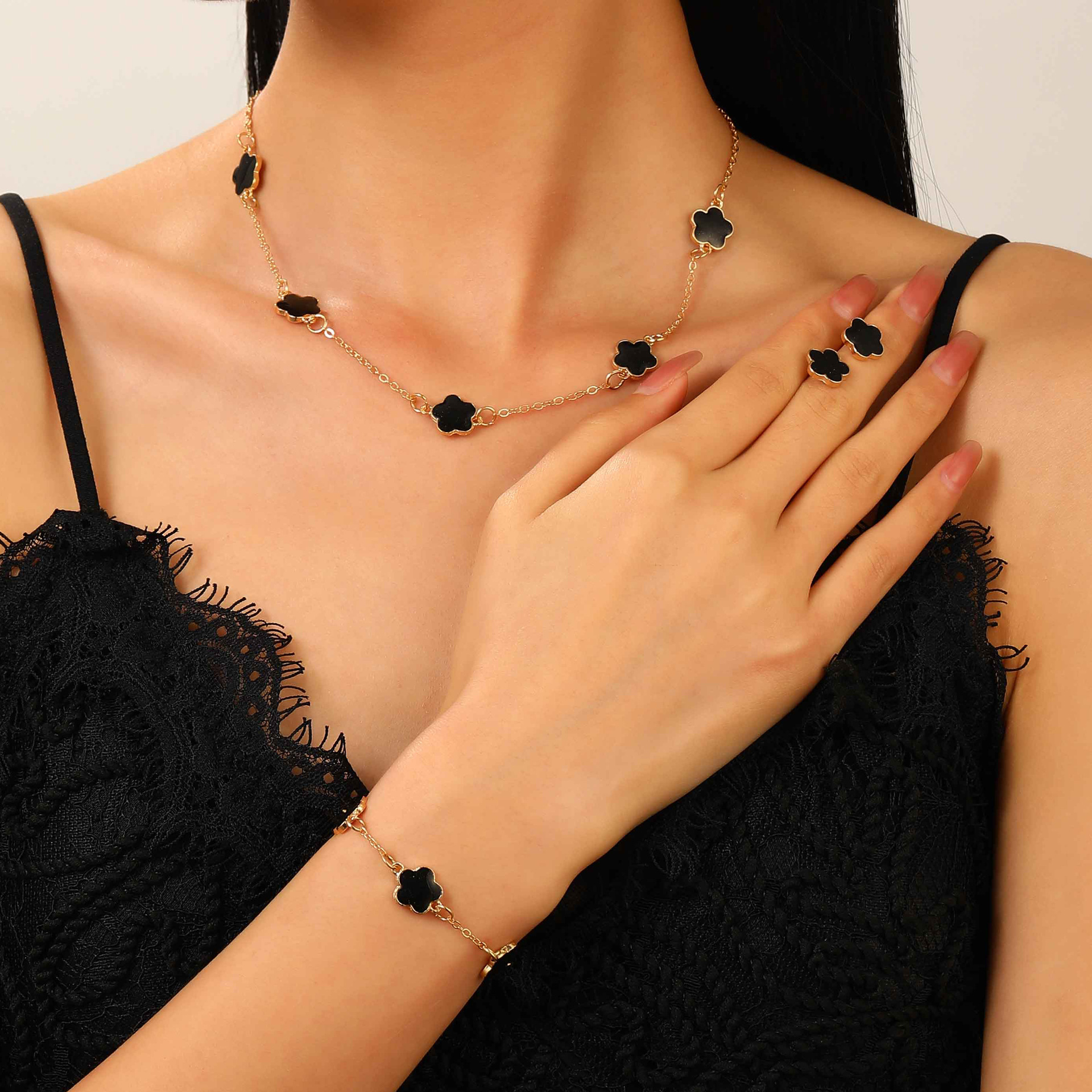 European and American lucky five-leaf flower stud ring, bracelet, necklace, jewelry set, women's fashion four-piece set, five-petal grass accessories Specification drawing
