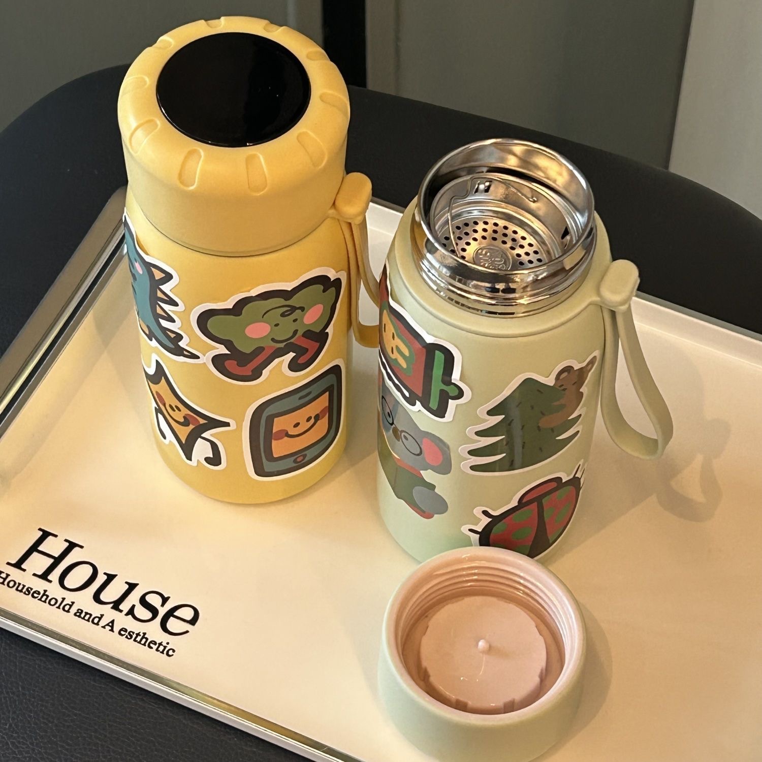 The Keai Katong stainless steel insulated cup is a portable large-capacity thermos for students to use for making tea and can only display temperature Application Scenario