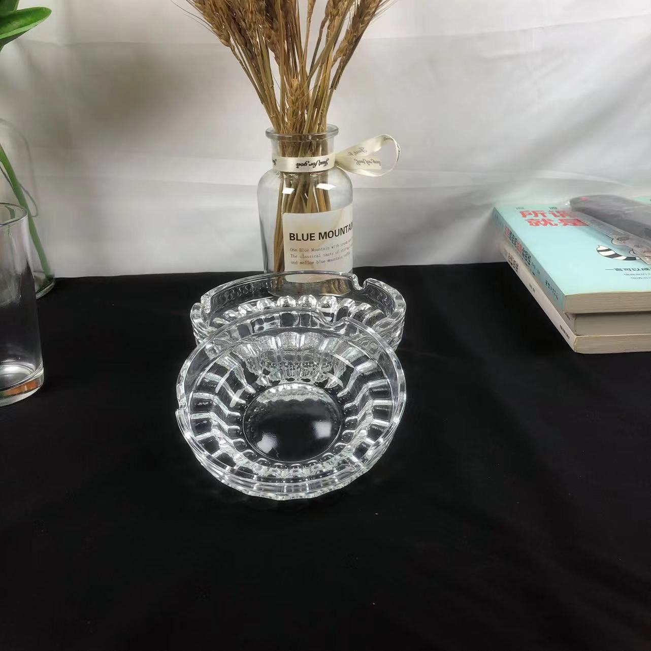 Round glass ashtray, home living room, room, office, small sunflower ashtray, hotel, guesthouse, KTV ashtray Application Scenario