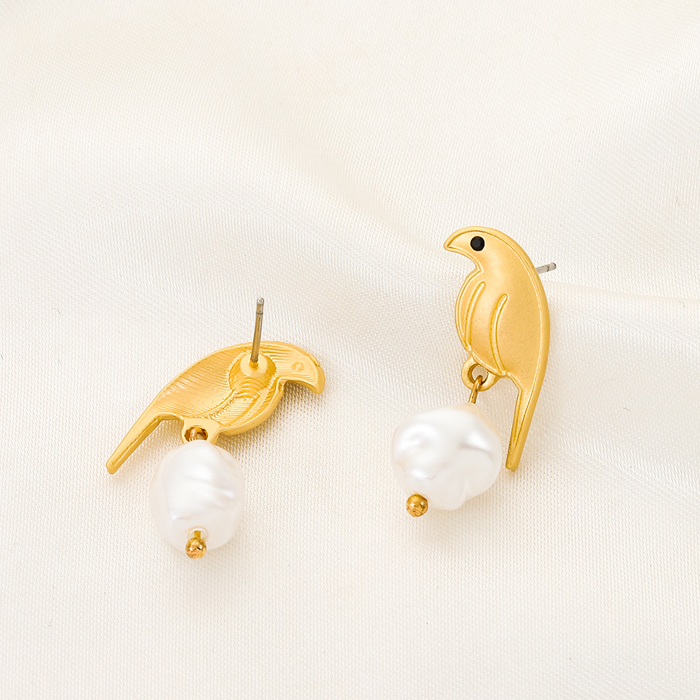 European and American ins bird earrings for women, fashionable and elegant, niche design, irregular-shaped pearl earrings, creative animal earrings Application Scenario