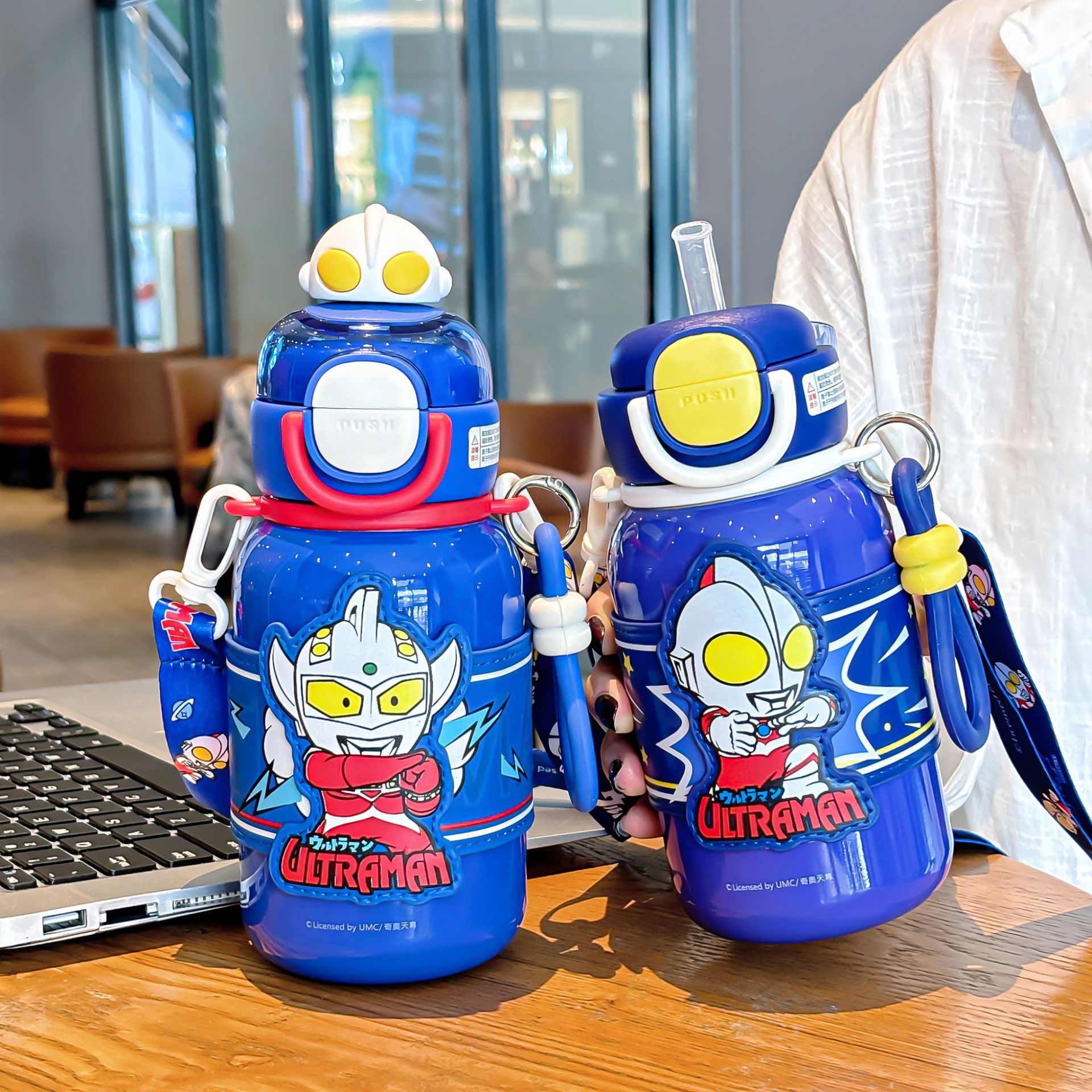 Classic Ultraman series children's cup sleeves, insulated cups, adjustable cup ropes, sturdy lifting rings, convenient to carry, double-drinking cups Application Scenario