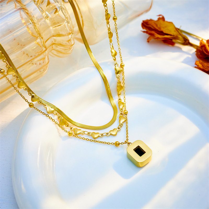 This is a high-end and versatile necklace with a multi-layer mixed and matched European and American fashion style, featuring a heart-shaped snake bone chain and an emerald diamond square pendant details Picture
