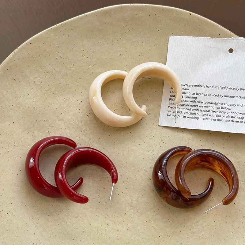 Caramel milk white ~ French C-shaped resin earrings for women's autumn and winter, exaggerated and unique ring earrings, retro and high-end earrings details Picture