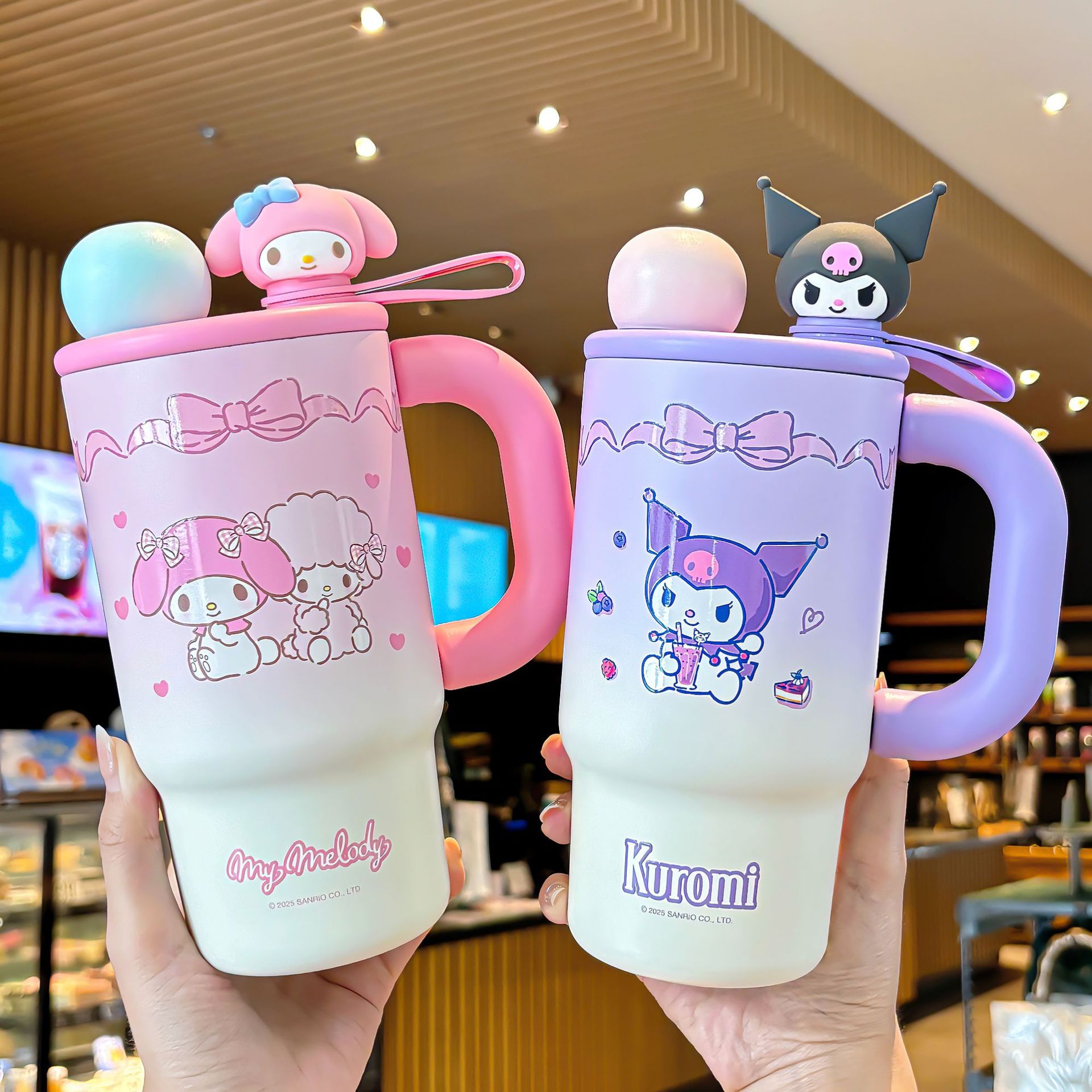 The cute Sanrio Family series gradient ice cup with double spouts, sturdy handle ring and portable large-capacity drinking cup full figure
