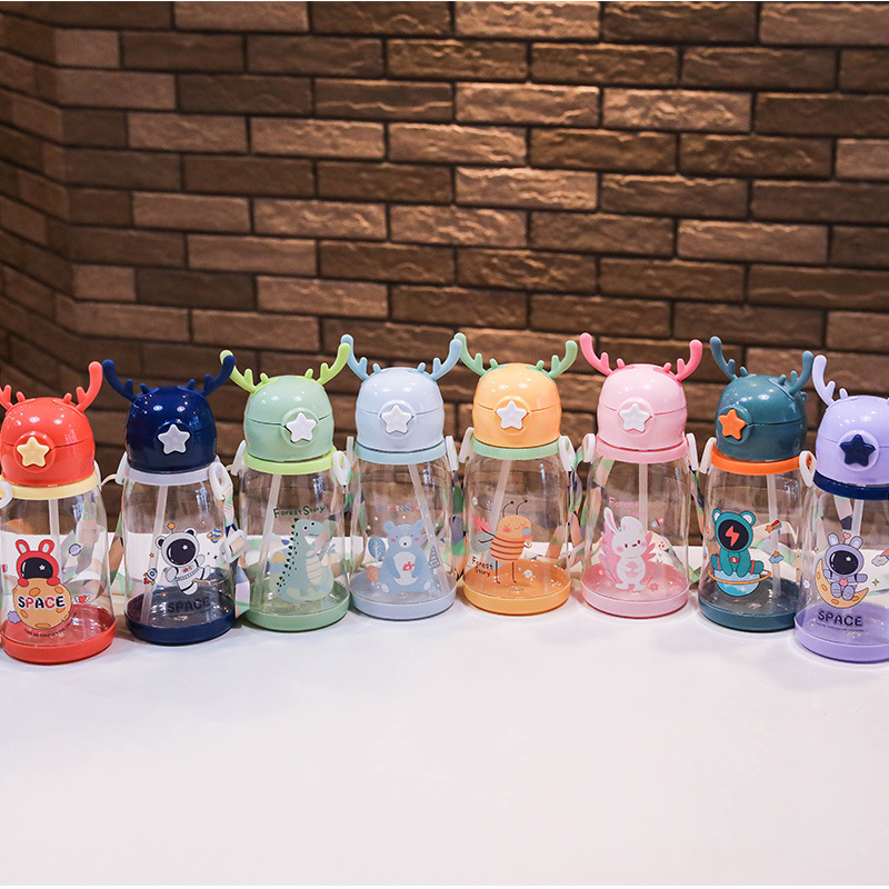 Wholesale of new internet-famous cups, cartoon water cups, children's large-capacity antler plastic cups, student gift straw cups Specification drawing